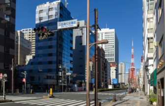 三田通り交番前交差点から見る東京タワー
