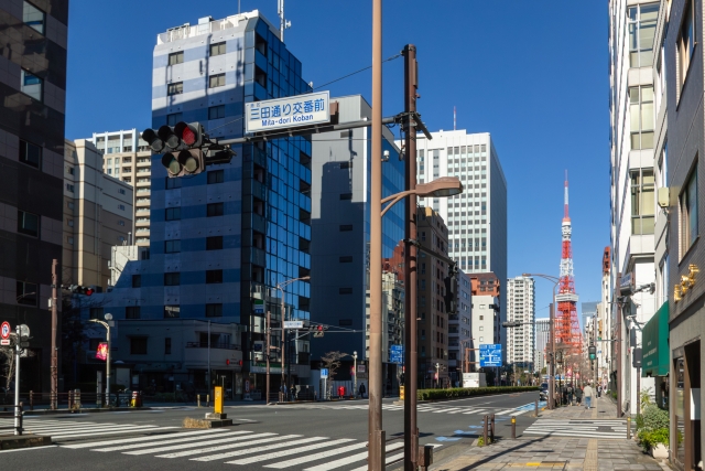 三田通り交番前交差点から見る東京タワー